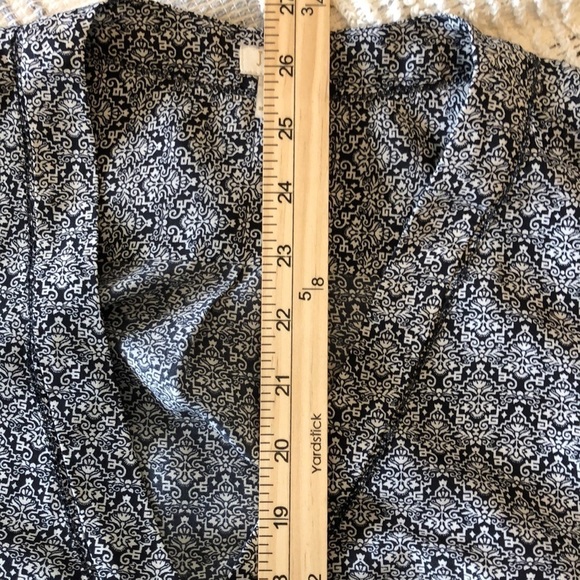 J Crew Womens Long Sleeve V Neck Blouse Sz M Blue White Print Rounded Hem Nice - Picture 9 of 9